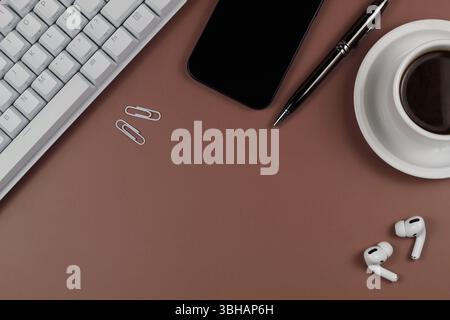Schreibtisch flach mit weißer Tastatur und Smartphone Stockfoto