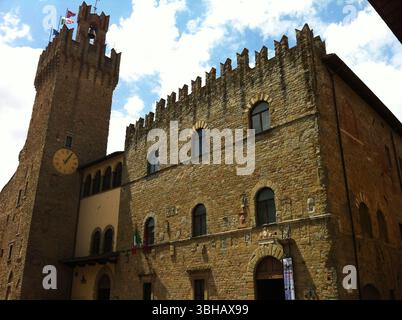 Historische gotische Kirche mit vorderem Innenhof unter einem hellen blauen Himmel. Arezzo, Italien Stockfoto