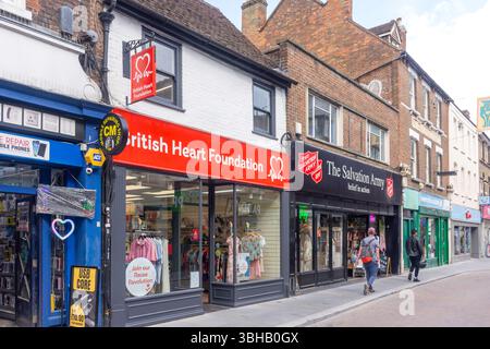 British Heart Foundation and Salvation Army Charity Shops, White Hart Street, High Wycombe, Buckinghamshire, England, Vereinigtes Königreich Stockfoto