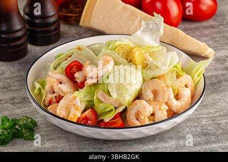 Leckerer caesar-Salat mit Garnelen und Eisberg Stockfoto