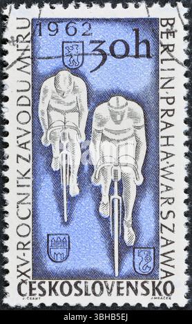 Von der Tschechoslowakei gedruckte Briefmarke, die Radfahren zeigt, um 1962. Stockfoto