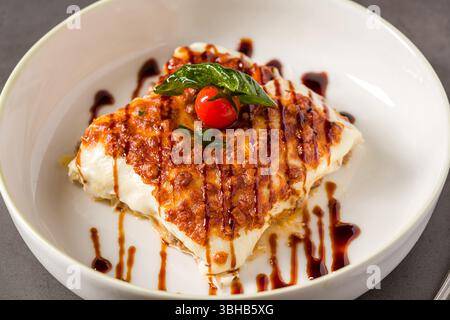 Köstliche hausgemachte Lasagne oder Lasagne, klassische italienische Küche Stockfoto