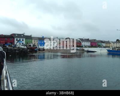Farbenfroher Blick auf das Küstendorf mit Booten und traditionellen Häusern am Wasser. Valentia Island, Irland Stockfoto
