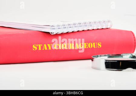 Motivationszitate BLEIBEN MUTIG. Stockfoto