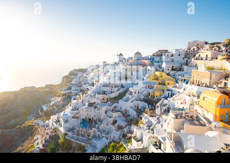 Das Dorf Santorini Oia, Griechenland, bietet seine berühmte weiße Architektur und einen atemberaubenden Blick auf die Ägäis Stockfoto