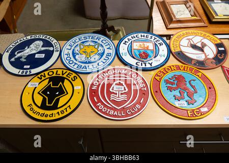 Metallnachbildungen von Fußballmannschaften, Wappen oder Abzeichen, Suffolk, England, Großbritannien Stockfoto