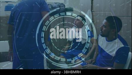 Bild von Scope-Scanning und Datenverarbeitung über verschiedene männliche Fußballspieler in Umkleidekabinen. Weltweiter Sport, Wettkampf und Datenverarbeitung Stockfoto