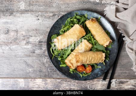 Knuspriges Gemüse Frühlingsrollen auf schwarzem Schiefergrund Stockfoto