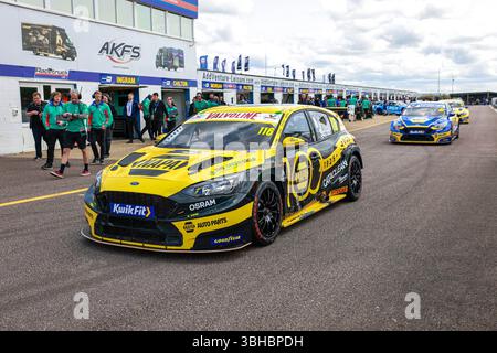 Ashley Sutton (116, Napa Racing UK, Ford Focus ST) verlässt die Boxengasse während der Kwik Fit British Tour Car Championship 2025 auf dem Thruxton Race Circuit in Andover, England. (Neil Holmes/SPP) Credit: SPP Sport Press Photo. /Alamy Live News Stockfoto