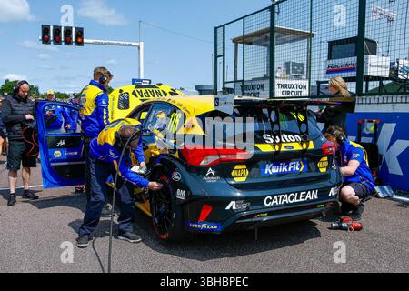 Ashley Sutton (116, Napa Racing UK, Ford Focus ST) auf dem Thruxton Race Circuit in Andover, England, in der Startaufstellung für Runde 10 der Kwik Fit British Tour Car Championship 2025. (Neil Holmes/SPP) Credit: SPP Sport Press Photo. /Alamy Live News Stockfoto