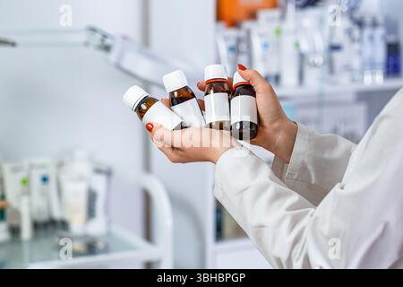 Arzt halten Sie die Durchstechflasche mit der Impfstoffflasche im Labor. Doktor Hand hält die Glasflaschen. Zur Verwendung in der Flasche für Pillen, Nahrungsergänzungsmittel, Vitamine, Kapseln. Leer Stockfoto