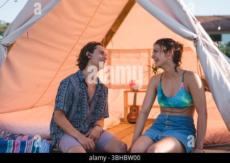 Zwei junge Leute reden in einem Zeltcamping Stockfoto