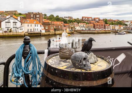 Schrullige Szene am Fluss Esk in Whitby mit historischen Gebäuden, roten Dächern und maritimen Requisiten, die den Küsten- und gotischen Charakter der Stadt einfangen. Stockfoto