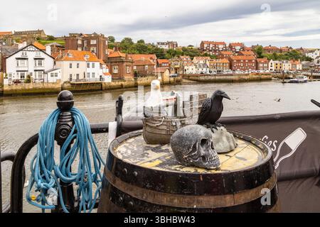 Schrullige Szene am Fluss Esk in Whitby mit historischen Gebäuden, roten Dächern und maritimen Requisiten, die den Küsten- und gotischen Charakter der Stadt einfangen. Stockfoto