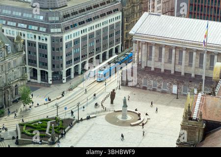 Blick auf den Victoria Square, Birmingham City Centre aus der Colmore Row 103. Die Bilder zeigen die Midland Metro, die durch den Victoria Square führt, das Rathaus, das Stadthaus, den Victoria Brunnen und die Statue der Königin Victoria. Stockfoto