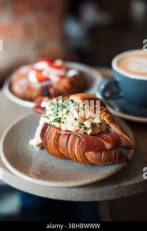 Ei und Schinken frisch gebackenes Croissant auf einem Tisch in einem Café Stockfoto