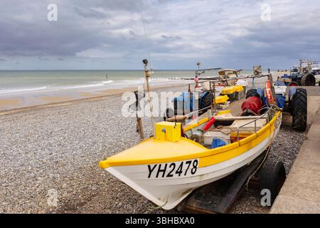Fischerboote an der Strandpromenade an der englischen Ostküste. Cromer, Norfolk, East Anglia, England, Vereinigtes Königreich, Großbritannien Stockfoto