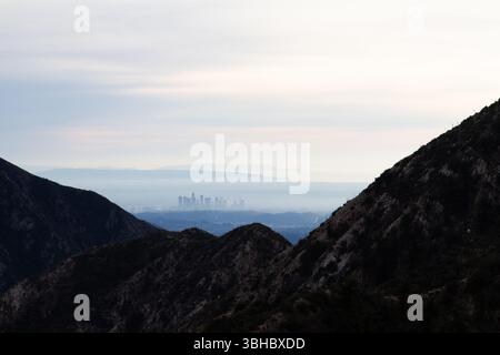 Wunderschöne Aussicht auf Downtown Los Angeles, umgeben von Bergen Stockfoto
