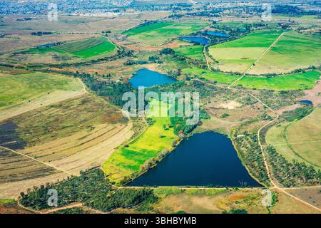 Ackerland in der Nähe eines Wohnvororts im Ekurhuleni-Gebiet bei Johannesburg aus der Vogelperspektive Stockfoto