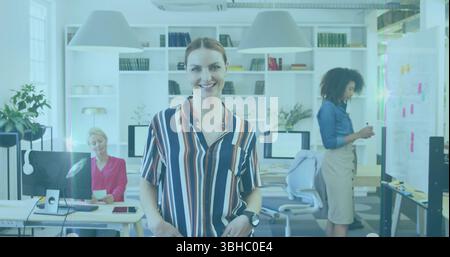 Bild des ausgestrahlten Lichts über Porträt einer glücklichen Geschäftsfrau mit verschiedenen Kollegen im Büro. Digital Composite, Mehrfachbelichtung, Leuchtkraft, Business, Stockfoto