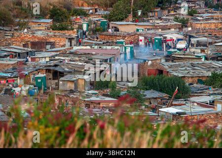 Ein Überblick über ein Slum-Shantytown in Soweto, Johannesburg, Südafrika von einer nahegelegenen Eisenbahn. Stockfoto