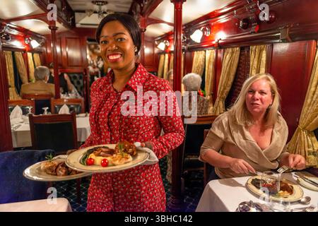 Passagiere beim Abendessen im Restaurantwagen des Luxuszugs Rovos Rail zwischen Kapstadt und Pretoria in Südafrika Pride of A Stockfoto