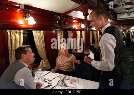 Passagiere beim Abendessen im Restaurantwagen des Luxuszugs Rovos Rail zwischen Kapstadt und Pretoria in Südafrika Pride of A Stockfoto