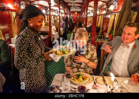 Passagiere beim Abendessen im Restaurantwagen des Luxuszugs Rovos Rail zwischen Kapstadt und Pretoria in Südafrika Pride of A Stockfoto
