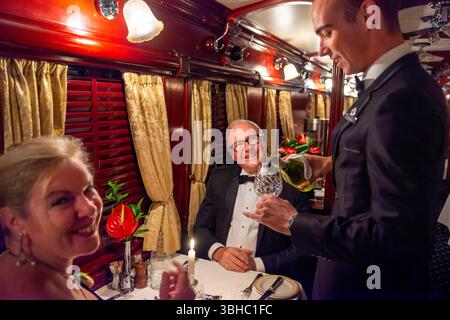 Passagiere beim Abendessen im Restaurantwagen des Luxuszugs Rovos Rail zwischen Kapstadt und Pretoria in Südafrika Pride of A Stockfoto
