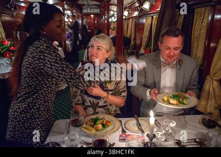Passagiere beim Abendessen im Restaurantwagen des Luxuszugs Rovos Rail zwischen Kapstadt und Pretoria in Südafrika Pride of A Stockfoto