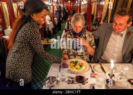 Passagiere beim Abendessen im Restaurantwagen des Luxuszugs Rovos Rail zwischen Kapstadt und Pretoria in Südafrika Pride of A Stockfoto