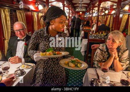 Passagiere beim Abendessen im Restaurantwagen des Luxuszugs Rovos Rail zwischen Kapstadt und Pretoria in Südafrika Pride of A Stockfoto