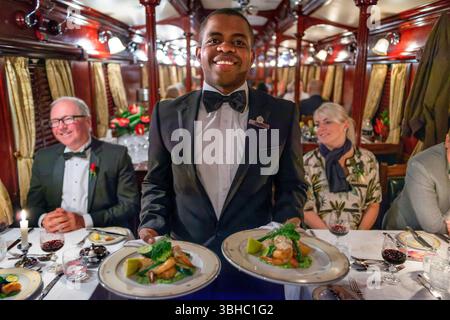 Passagiere beim Abendessen im Restaurantwagen des Luxuszugs Rovos Rail zwischen Kapstadt und Pretoria in Südafrika Pride of A Stockfoto