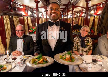 Passagiere beim Abendessen im Restaurantwagen des Luxuszugs Rovos Rail zwischen Kapstadt und Pretoria in Südafrika Pride of A Stockfoto