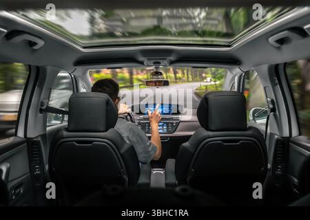 Fahrer in Bewegung. Fahrt mit dem Auto über die Forststraße. Fahren mit dynamischer Unschärfe. Stockfoto