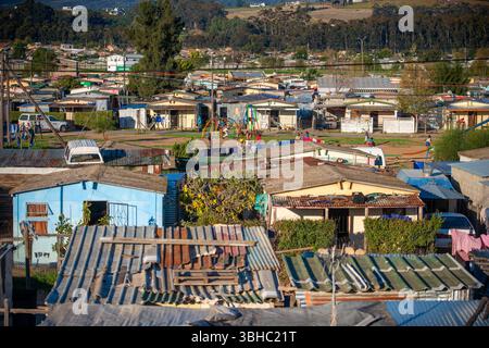 Ein Überblick über ein Slum-Shantytown in Soweto, Johannesburg, Südafrika von einer nahegelegenen Eisenbahn. Stockfoto