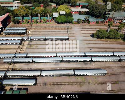 Luftaufnahme des Bahnhofs Rovos im Capital Park in Pretoria Tshwane Südafrika der Luxuszug Rovos Rail fährt zwischen Kapstadt und Pretor Stockfoto