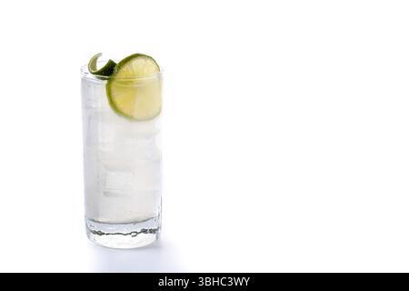 Gin Fizz Cocktail mit Limette isoliert auf weißem Hintergrund Stockfoto