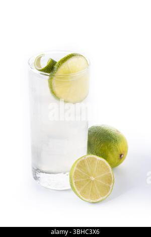 Gin Fizz Cocktail mit Limette isoliert auf weißem Hintergrund Stockfoto