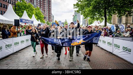 ROTTERDAM - die Teilnehmer des Roparun, einem Staffelrennen für wohltätige Zwecke, beenden auf der Binnenrotte. Die teilnehmenden Teams haben während des Pfingstwochenendes über 500 Kilometer zurückgelegt. Damit sammelten sie Geld für Projekte, die das Leben von Krebspatienten erträglicher machen sollen. ANP ROBIN UTRECHT niederlande raus - belgien raus Stockfoto