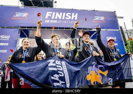 ROTTERDAM - die Teilnehmer des Roparun, einem Staffelrennen für wohltätige Zwecke, beenden auf der Binnenrotte. Die teilnehmenden Teams haben während des Pfingstwochenendes über 500 Kilometer zurückgelegt. Damit sammelten sie Geld für Projekte, die das Leben von Krebspatienten erträglicher machen sollen. ANP ROBIN UTRECHT niederlande raus - belgien raus Stockfoto