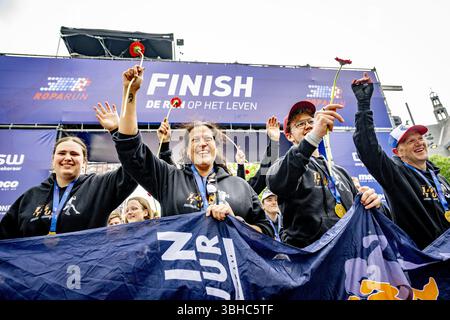 ROTTERDAM - die Teilnehmer des Roparun, einem Staffelrennen für wohltätige Zwecke, beenden auf der Binnenrotte. Die teilnehmenden Teams haben während des Pfingstwochenendes über 500 Kilometer zurückgelegt. Damit sammelten sie Geld für Projekte, die das Leben von Krebspatienten erträglicher machen sollen. ANP ROBIN UTRECHT niederlande raus - belgien raus Stockfoto
