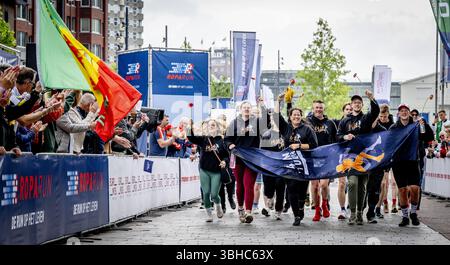 ROTTERDAM - die Teilnehmer des Roparun, einem Staffelrennen für wohltätige Zwecke, beenden auf der Binnenrotte. Die teilnehmenden Teams haben während des Pfingstwochenendes über 500 Kilometer zurückgelegt. Damit sammelten sie Geld für Projekte, die das Leben von Krebspatienten erträglicher machen sollen. ANP ROBIN UTRECHT niederlande raus - belgien raus Stockfoto