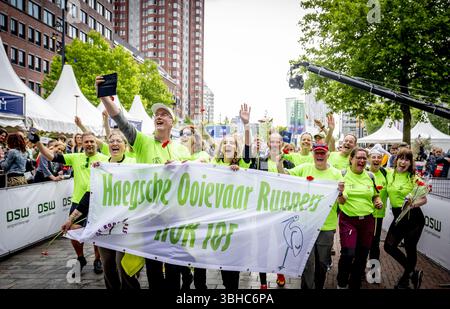 ROTTERDAM - die Teilnehmer des Roparun, einem Staffelrennen für wohltätige Zwecke, beenden auf der Binnenrotte. Die teilnehmenden Teams haben während des Pfingstwochenendes über 500 Kilometer zurückgelegt. Damit sammelten sie Geld für Projekte, die das Leben von Krebspatienten erträglicher machen sollen. ANP ROBIN UTRECHT niederlande raus - belgien raus Stockfoto