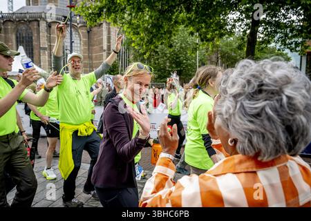 ROTTERDAM - die Teilnehmer des Roparun, einem Staffelrennen für wohltätige Zwecke, beenden auf der Binnenrotte. Die teilnehmenden Teams haben während des Pfingstwochenendes über 500 Kilometer zurückgelegt. Damit sammelten sie Geld für Projekte, die das Leben von Krebspatienten erträglicher machen sollen. ANP ROBIN UTRECHT niederlande raus - belgien raus Stockfoto