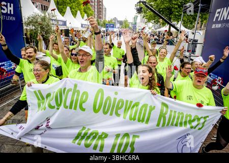 ROTTERDAM - die Teilnehmer des Roparun, einem Staffelrennen für wohltätige Zwecke, beenden auf der Binnenrotte. Die teilnehmenden Teams haben während des Pfingstwochenendes über 500 Kilometer zurückgelegt. Damit sammelten sie Geld für Projekte, die das Leben von Krebspatienten erträglicher machen sollen. ANP ROBIN UTRECHT niederlande raus - belgien raus Stockfoto