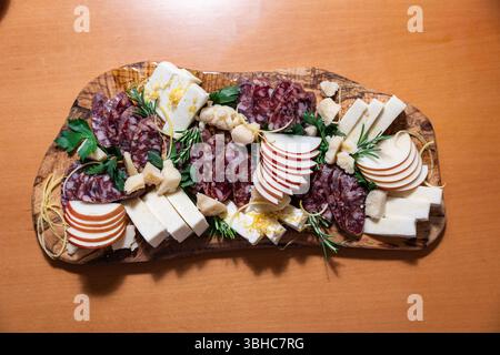 Eine Wurstplatte mit wunderschön arrangierter Auswahl an Wurstwaren, Käse, Obst, Nüssen Stockfoto