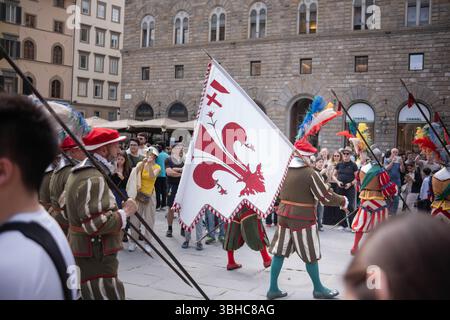 Florenz, Italien, 04.16.2025: Ritterprozession durch das Zentrum einer italienischen Stadt. Eine Prozession in historischen Kostümen mit Fahnen geht durch Stockfoto