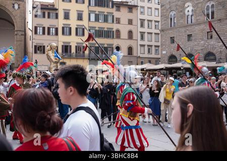 Florenz, Italien, 04.16.2025: Ritterprozession durch das Zentrum einer italienischen Stadt. Eine Prozession in historischen Kostümen mit Fahnen geht durch Stockfoto