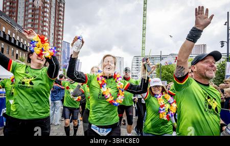 ROTTERDAM - die Teilnehmer des Roparun, einem Staffelrennen für wohltätige Zwecke, beenden auf der Binnenrotte. Die teilnehmenden Teams haben während des Pfingstwochenendes über 500 Kilometer zurückgelegt. Damit sammelten sie Geld für Projekte, die das Leben von Krebspatienten erträglicher machen sollen. ANP ROBIN UTRECHT niederlande raus - belgien raus Stockfoto